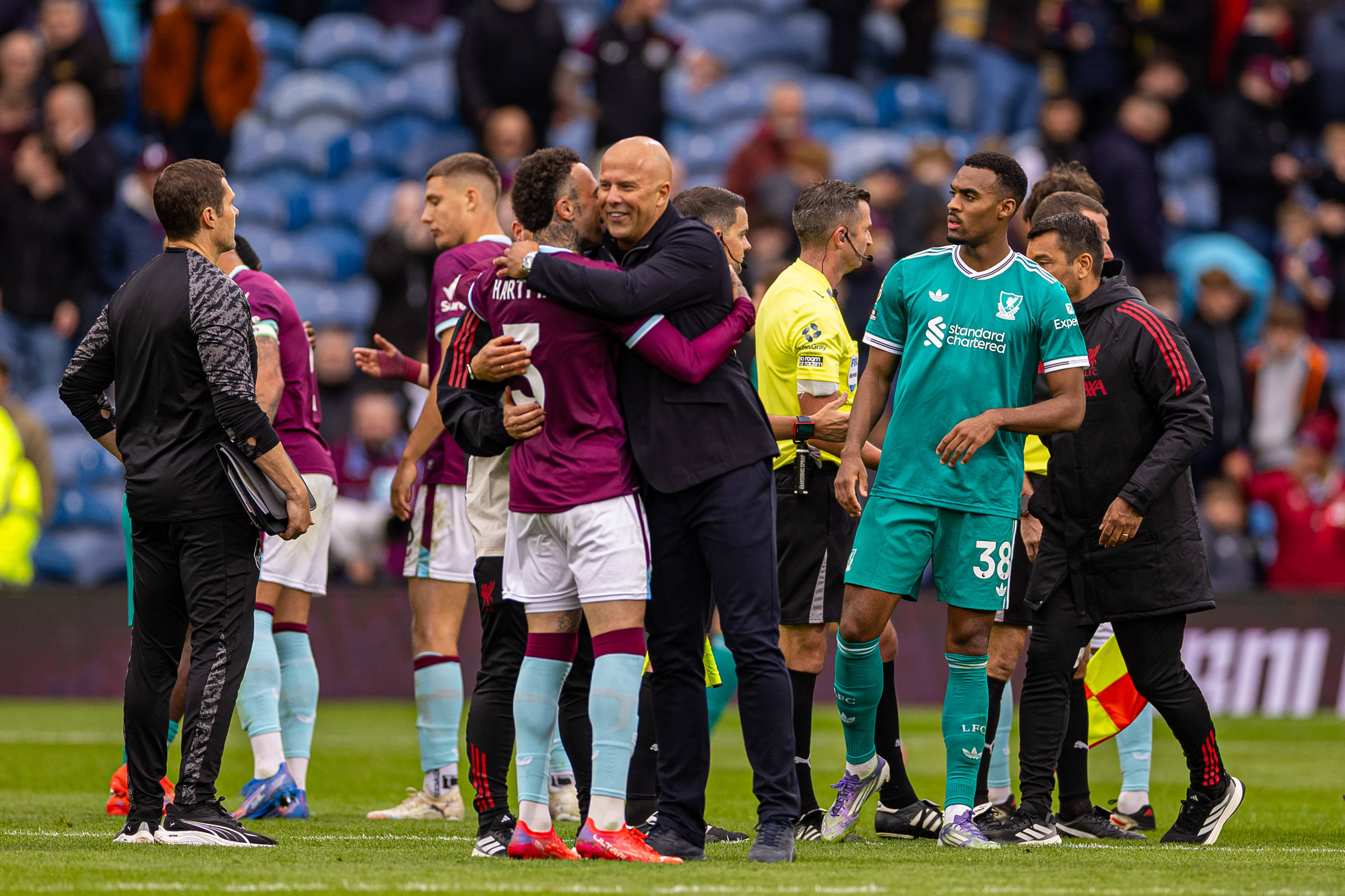 （体育）足球——英超：利物浦胜伯恩利