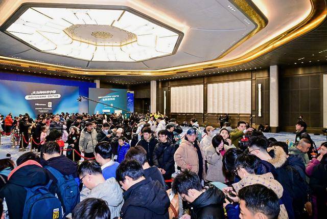 海信2026世界杯定制产品“人形大力神杯”成功挑战吉尼斯